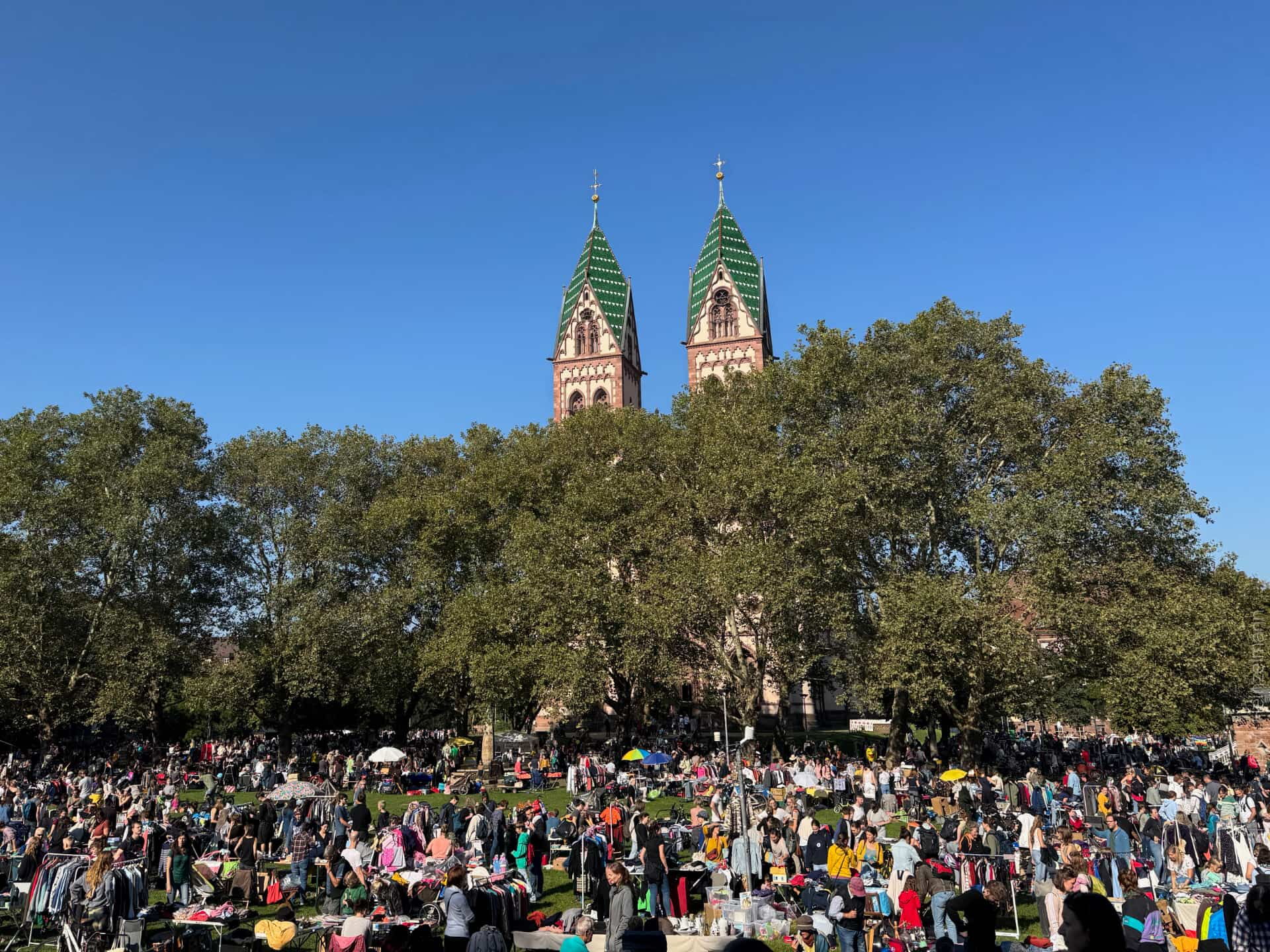 Familienflohmarkt auf dem Stühlinger Kirchplatz in Freiburg