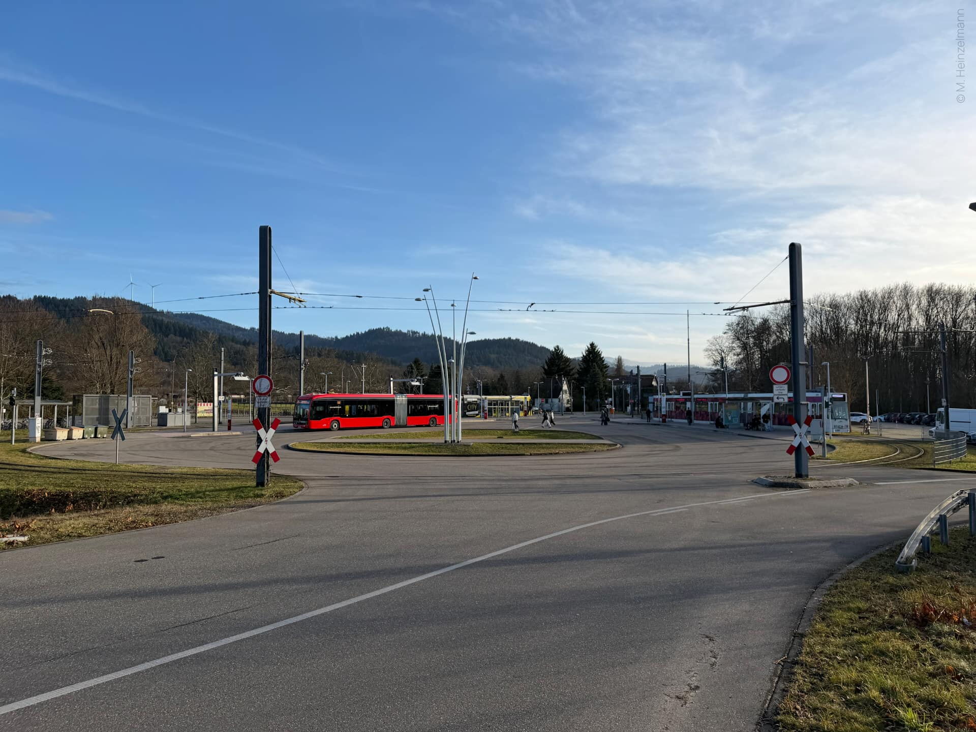 Straßenbahn- und Bushaltestelle Gundelfinger Straße in Freiburg Zähringen