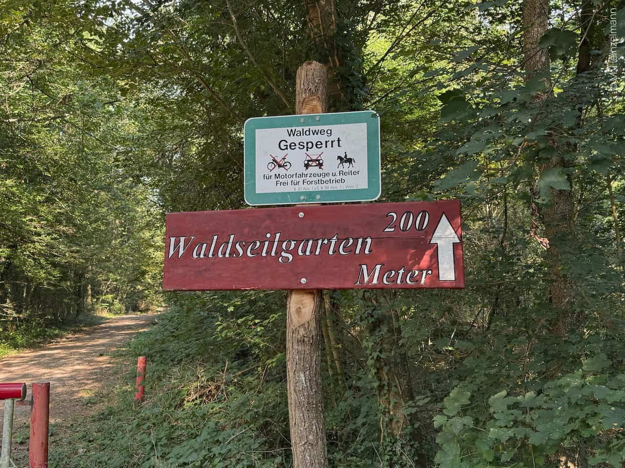 Wegweiser zum Waldseilgarten