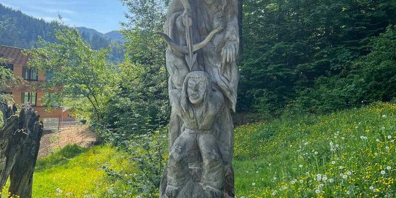 Skulpturen auf dem Waldmenschen Skulpturenpfad