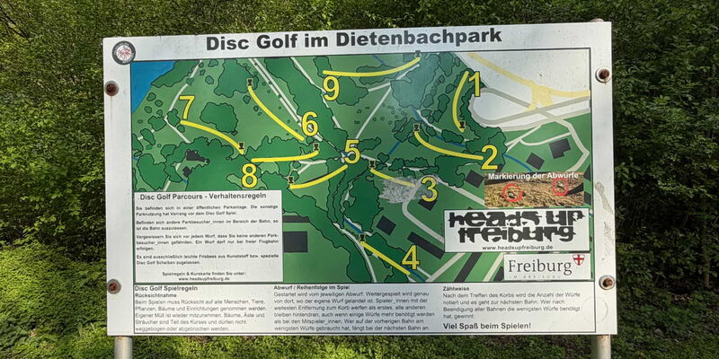 Disc Golf Informationstafel im Dietenbachpark mit Lageplan und Verhaltensregeln