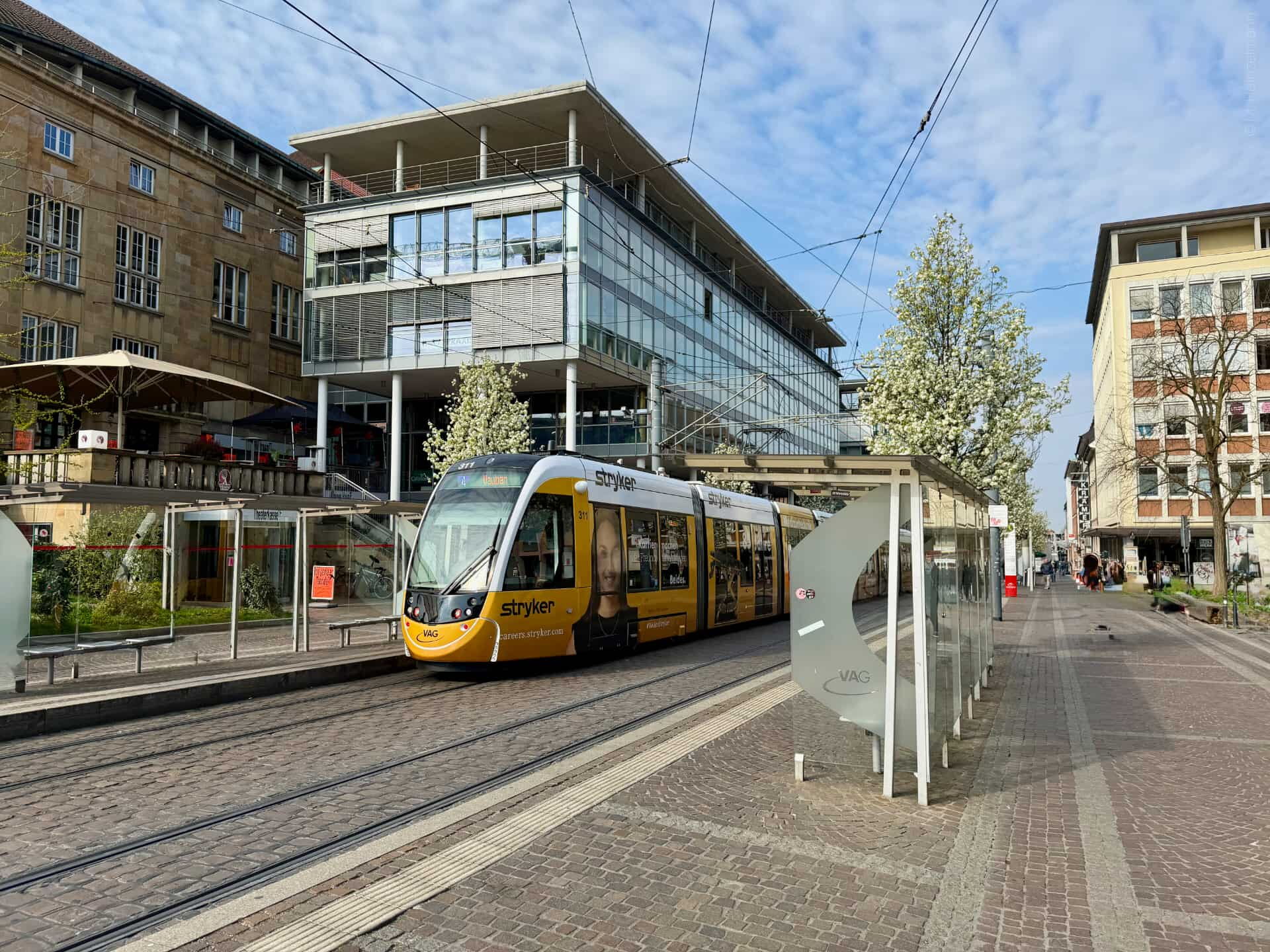 Straßenbahn der Linie 4 hält an der Haltestelle Stadttheater in der Freiburger Altstadt