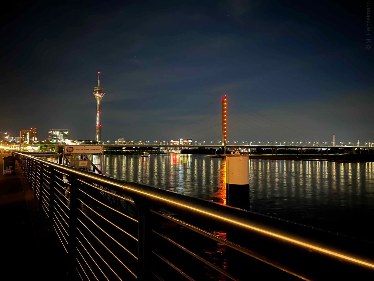 Rheinkniebrücke mit Rheinturm bei Dunkelheit