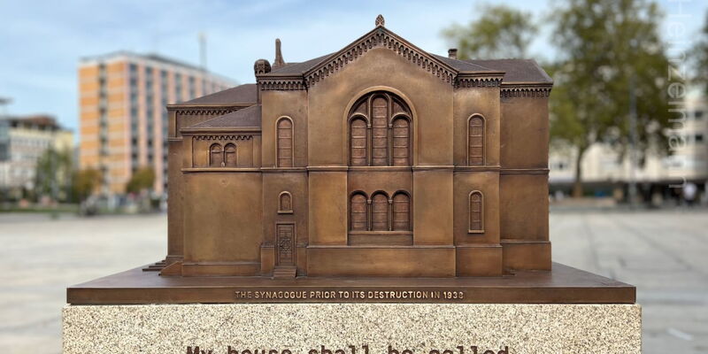 Bronzemodell auf dem Platz der alten Synagoge in Freiburg im Breisgau