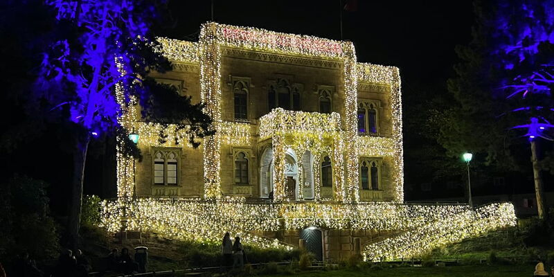 Festlich beleuchtetes Colombischlössle zum Freiburger Weihnachtsmarkt