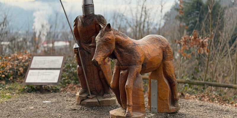 Figuren des Schirmvogts Wilhelm von Schwarzenberg mit seinem Pferd am unteren Eingang des Ritterwanderwegs zur Kastelburg.