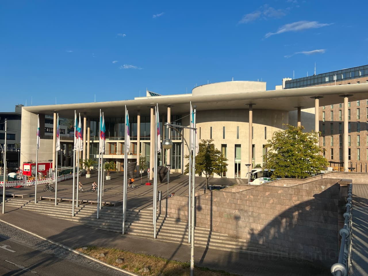 Konzerthaus Freiburg - Blick von der Wiwilibrücke