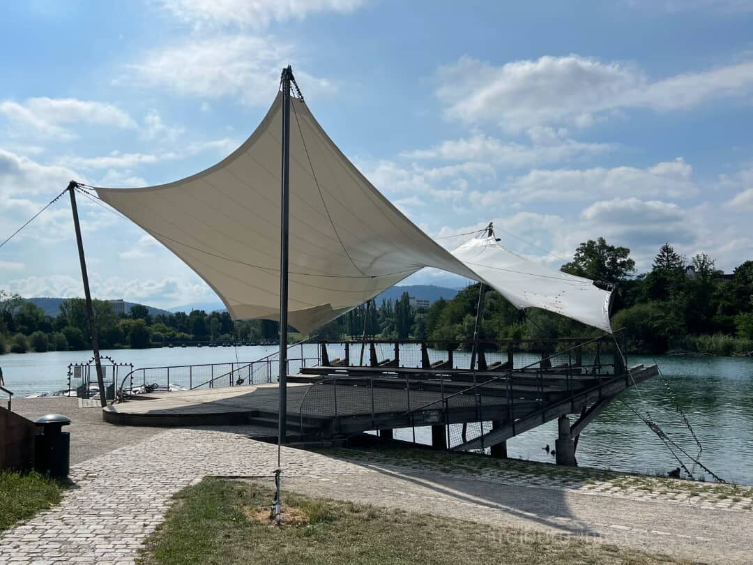 Seebühne am Flückigersee im Freiburger Seepark