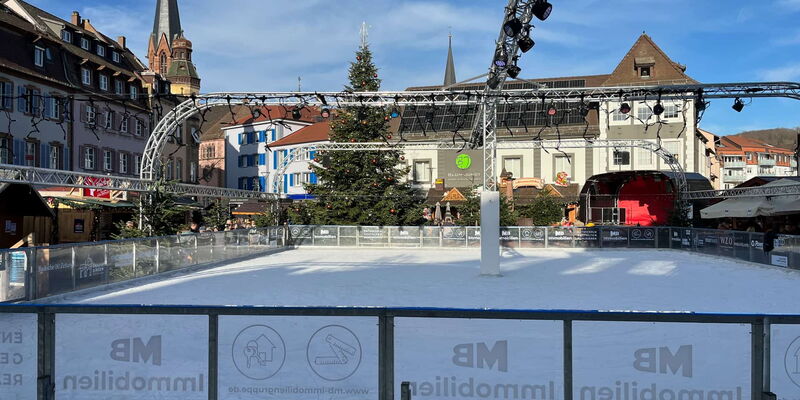 Schlittschuhlaufen auf der Eisbahn auf dem Marktplatz in Emmendingen
