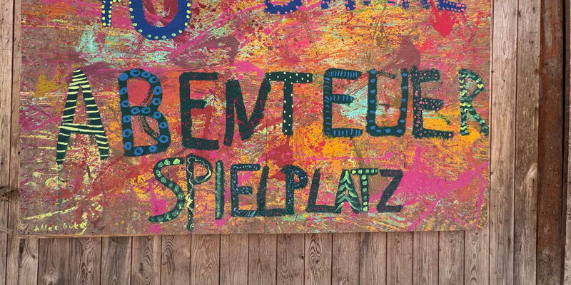 Gemaltes Bild mit Schriftzug Abenteuerspielplatz
