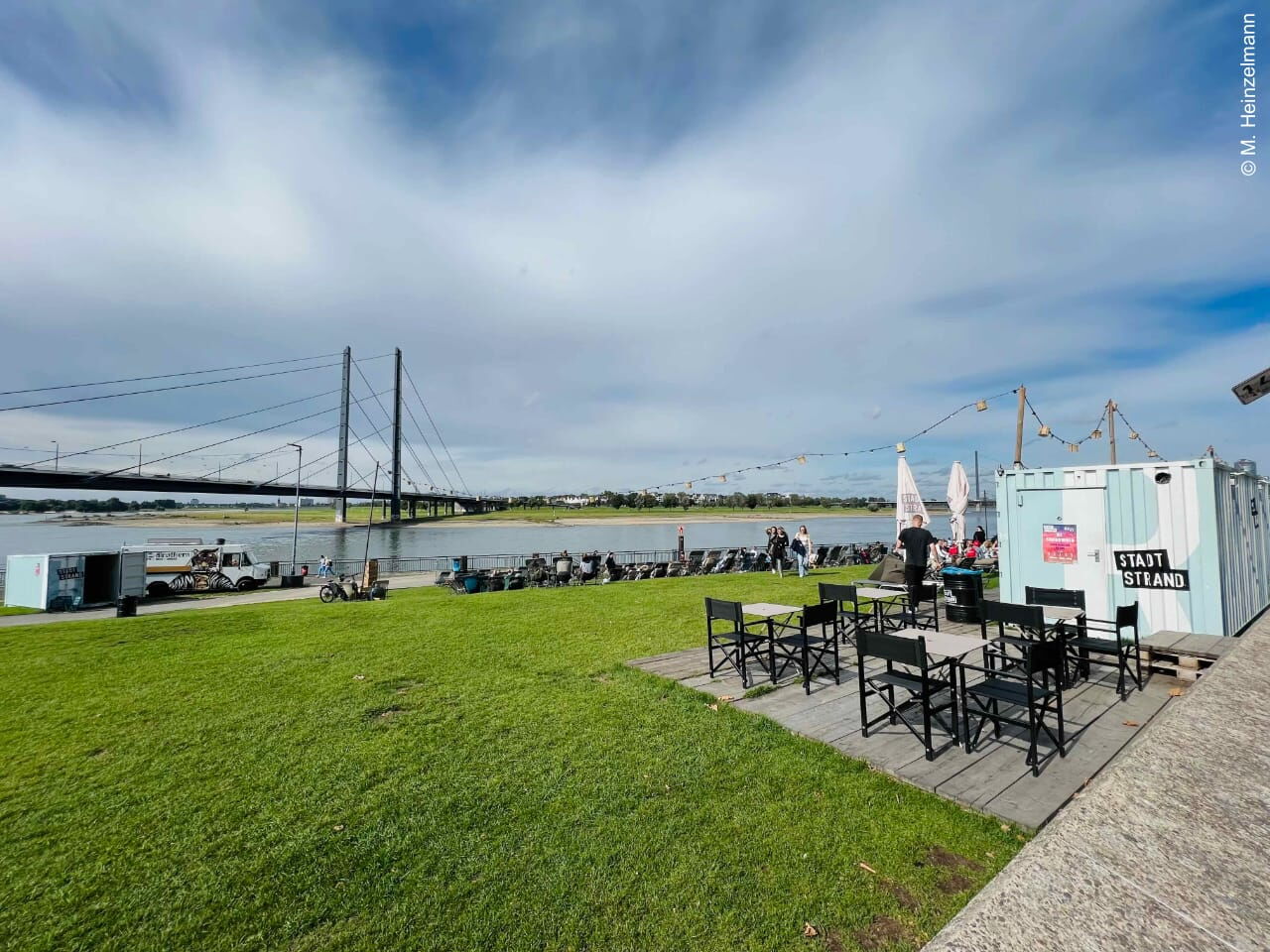 Stadtstrand an der Rheinkniebrücke am Mannesmannufer in Düsseldorf