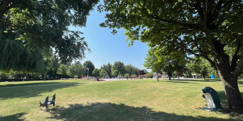 Außenbereich mit Schwimmerbecken im Freibad Bötzingen