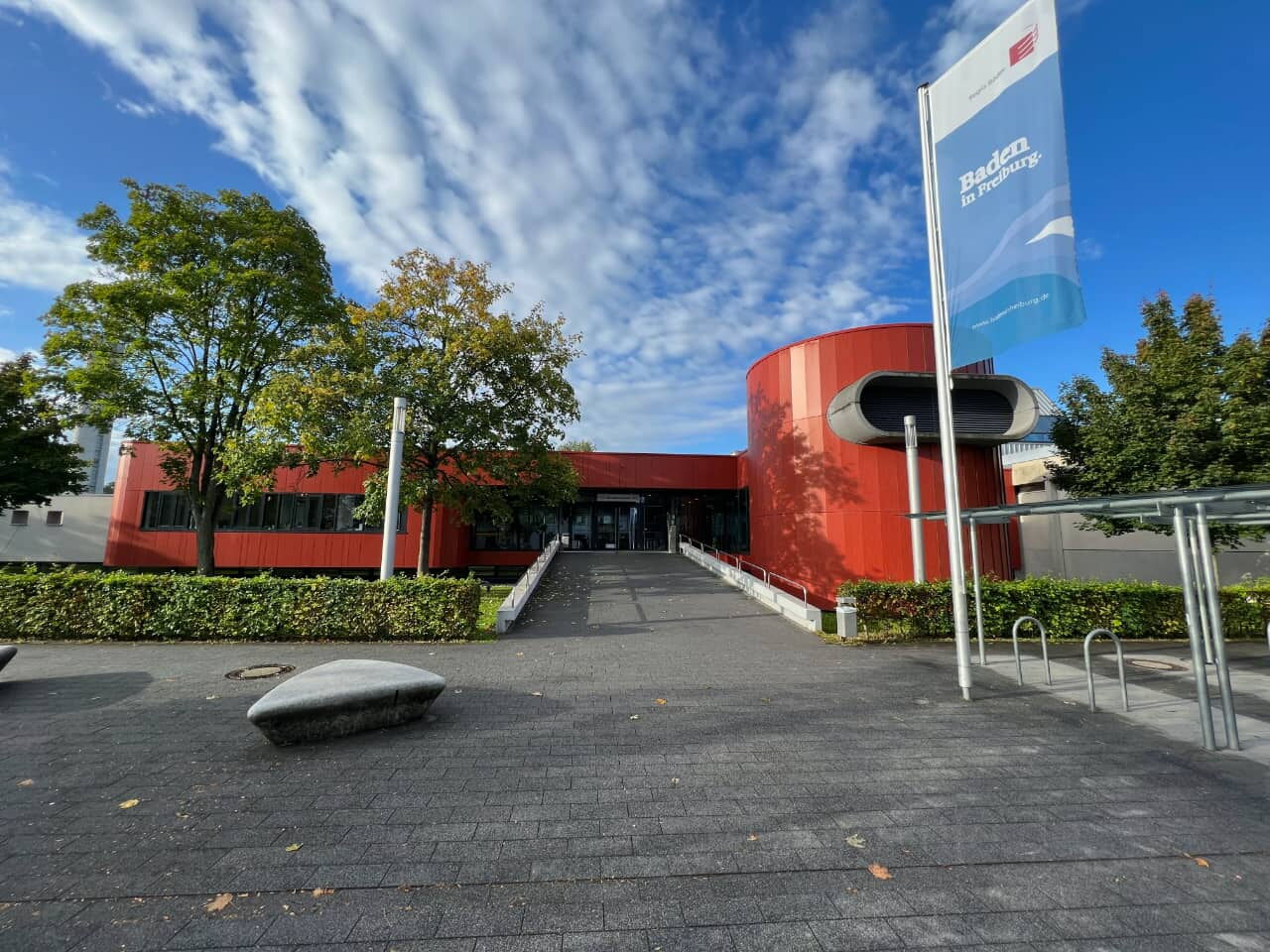 Eingang zum Hallen- und Feibad Westbad