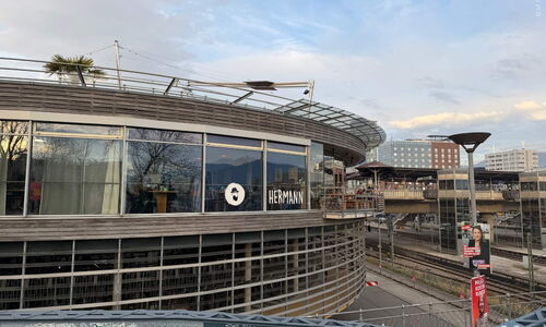 Café Hermann, aufgenommen von der Blauen Brücke aus.