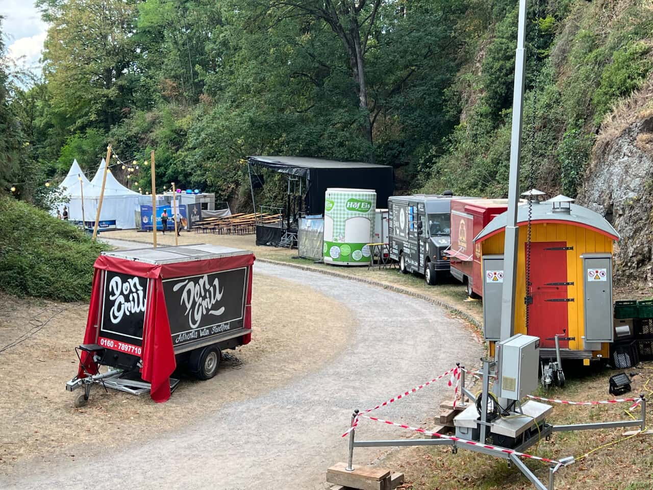 Foodtrucks & Konzertbühne zum Schlossberg Festival auf dem Burggraben