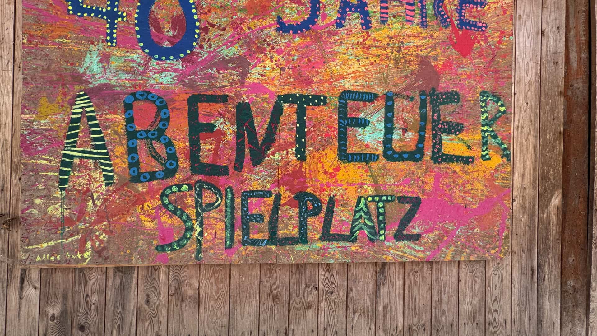 Gemaltes Bild mit Schriftzug Abenteuerspielplatz