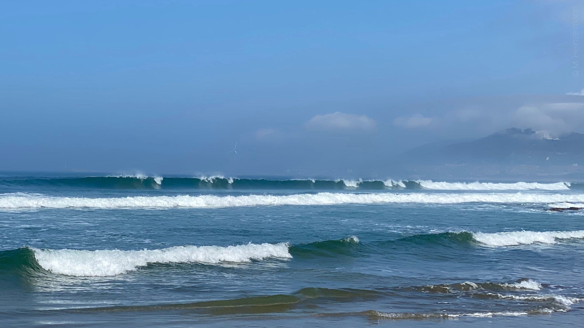 Surfer beim Wellenreiten
