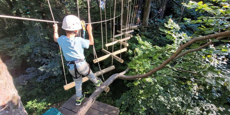 Klettern hoch in den Bäumen im Abenteuerpark Kressbronn