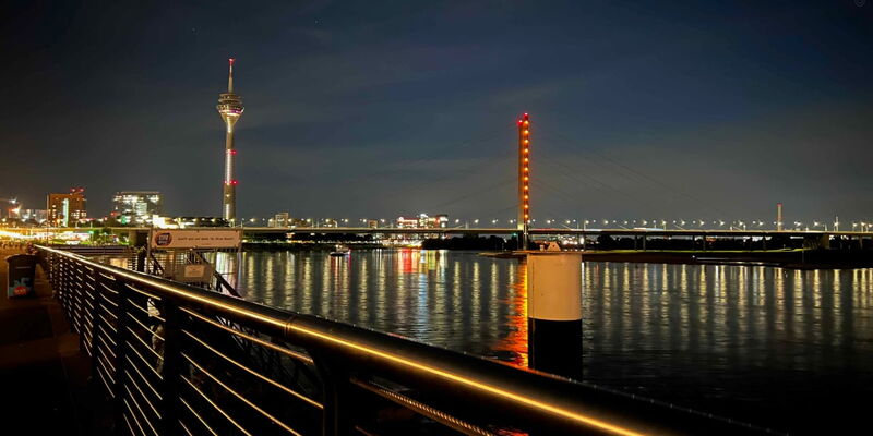 Rheinkniebrücke mit Rheinturm bei Dunkelheit