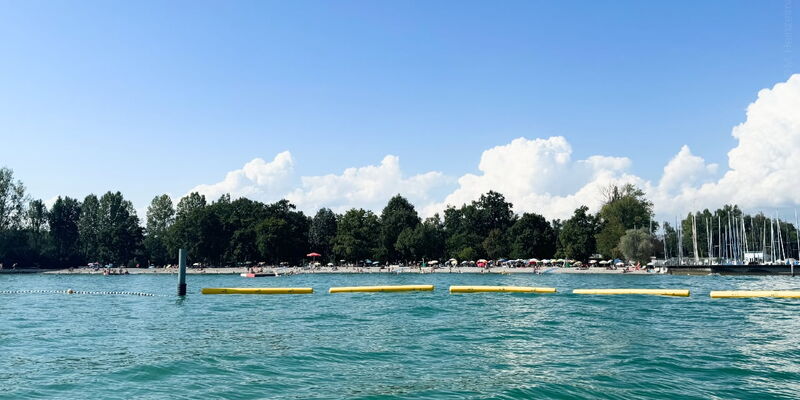 Blick vom Bodensee auf das Strandbad Kressbronn