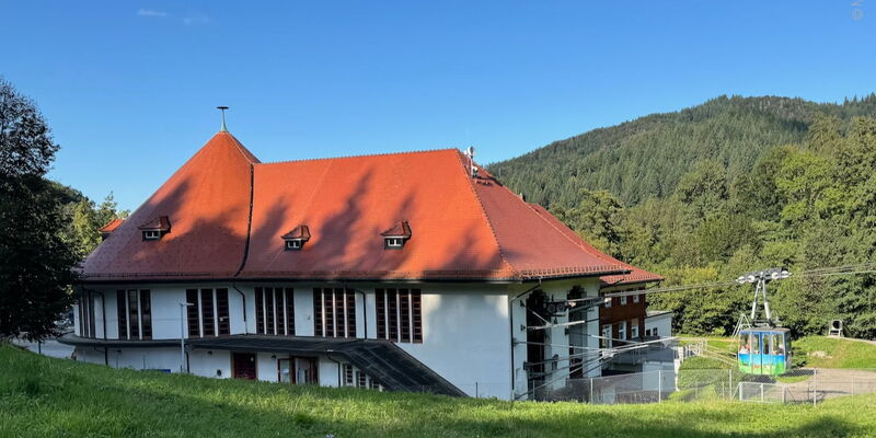 Einfahrt einer Gondel in die Talstation der Schauinslandbahn