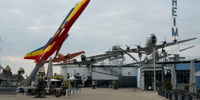 Eingangsbereich des Technikmuseum Sinsheim mit Flugzeug Exponaten