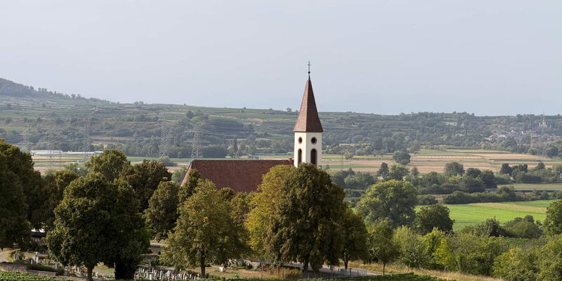 Nimburger Bergkirche mit Kaiserstuhl im Hintergrund