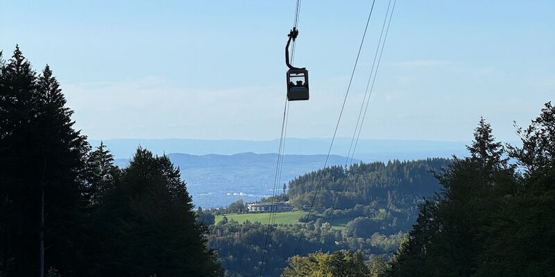 Ausblick auf Schauinslandbahn und Rheinebene