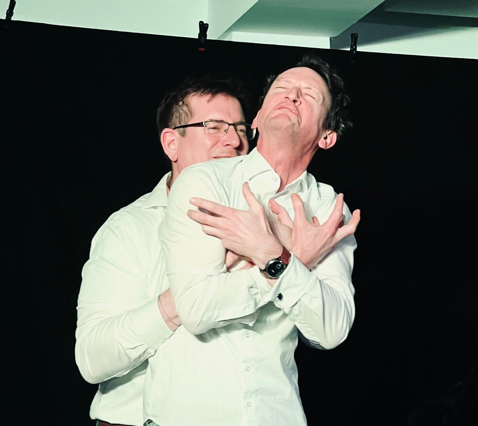 Simon Kuner und Christian Sauter vom Lux Theater des Moments beim Literatur-Improprogramm „Zwischen den Zeilen“ im Weingut Andreas Dilger in Freiburg.