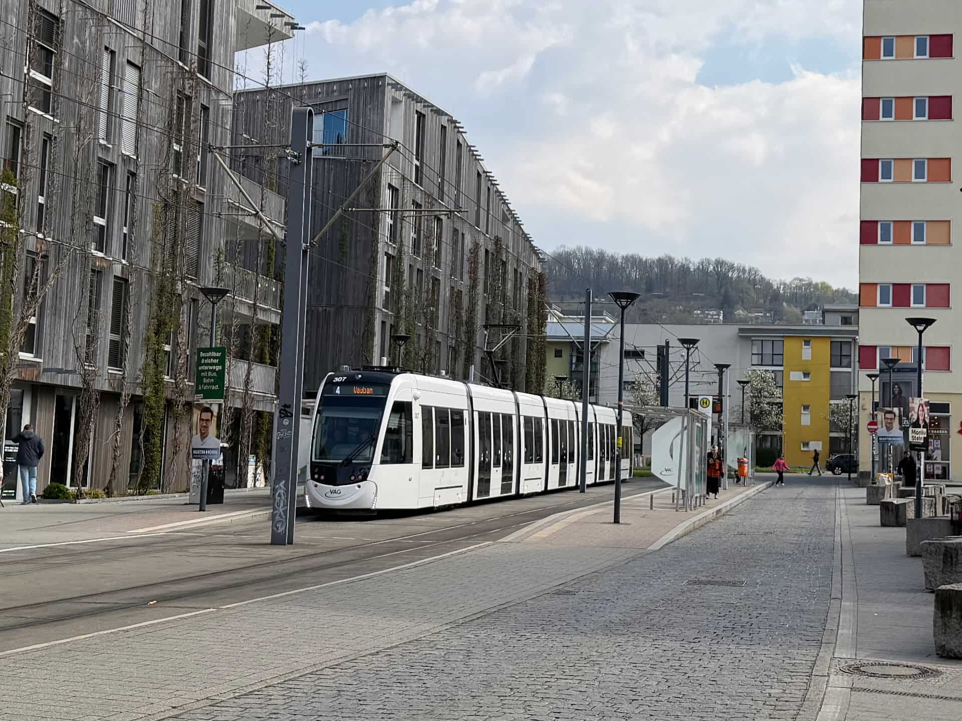 Straßenbahn der Linie 4 hält an der Haltestelle Paula-Modersohn-Platz im Stadtteil Vauban in Freiburg