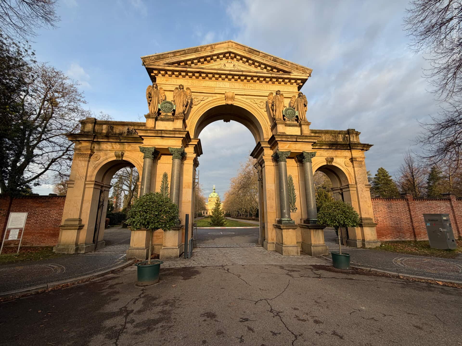 Eingangstor zum Hauptfriedhof Freiburg
