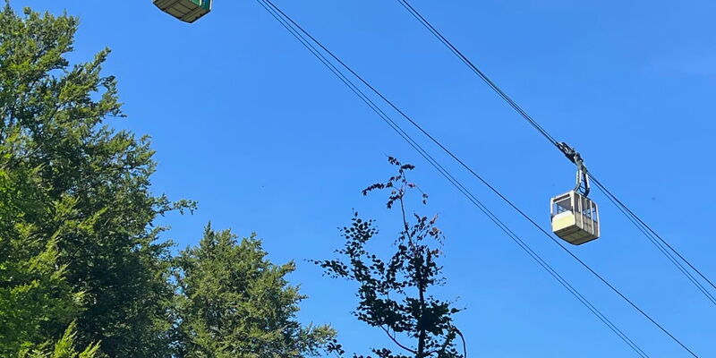 Zwei Kabinen am Seil der Schauinslandbahn
