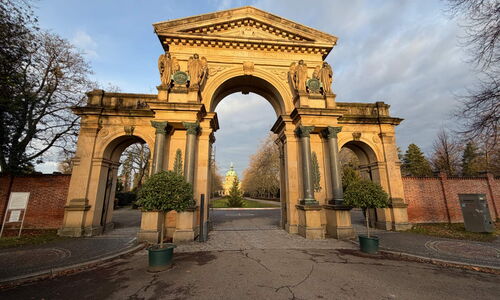 Eingangstor zum Hauptfriedhof Freiburg