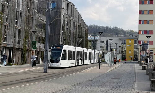 Straßenbahn der Linie 4 hält an der Haltestelle Paula-Modersohn-Platz im Stadtteil Vauban in Freiburg