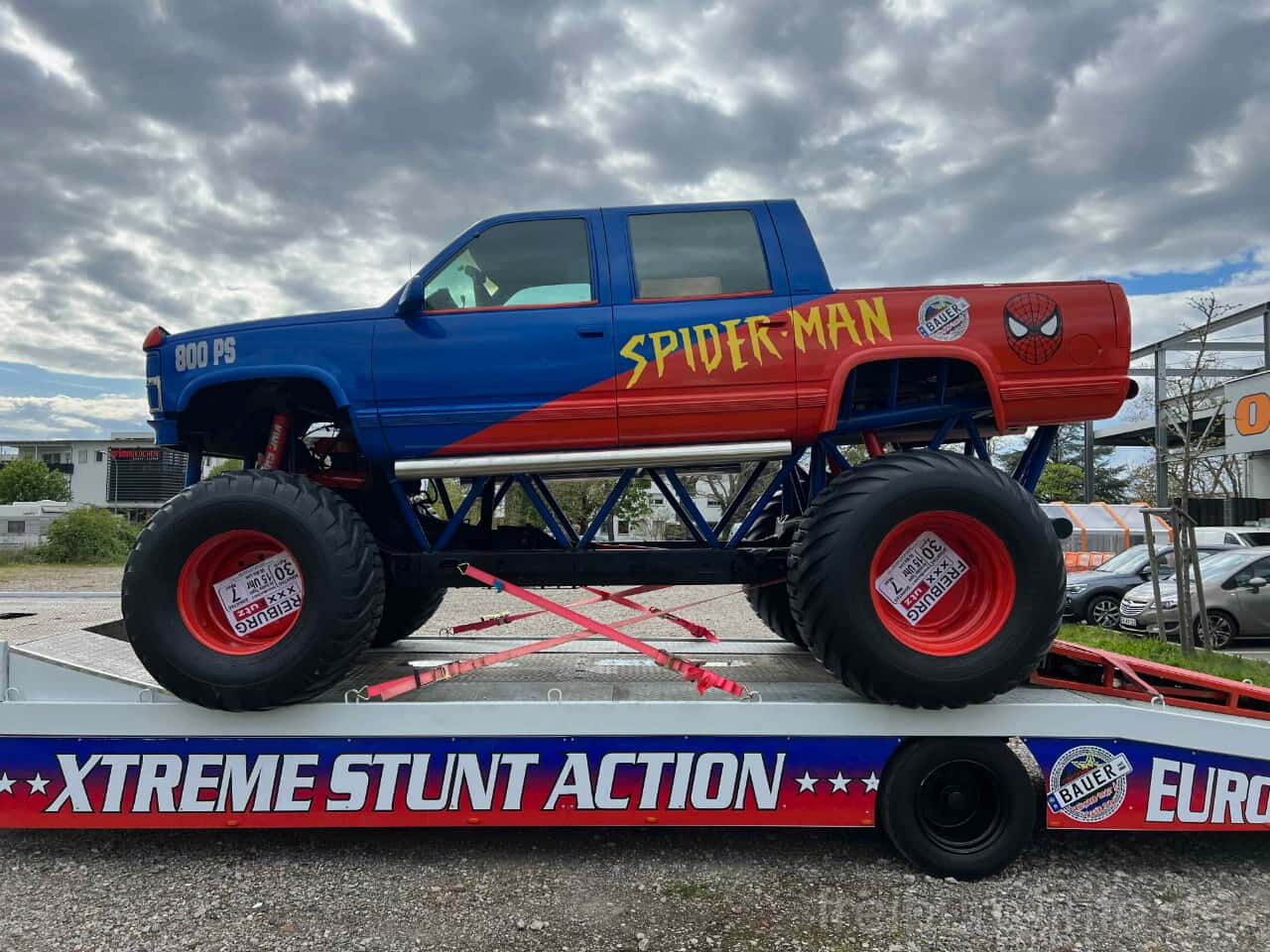 Monstertruck auf Trailer