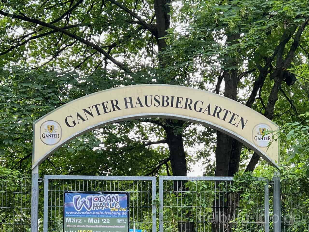Eingang zum Ganter Hausbiergarten von der Dreisam