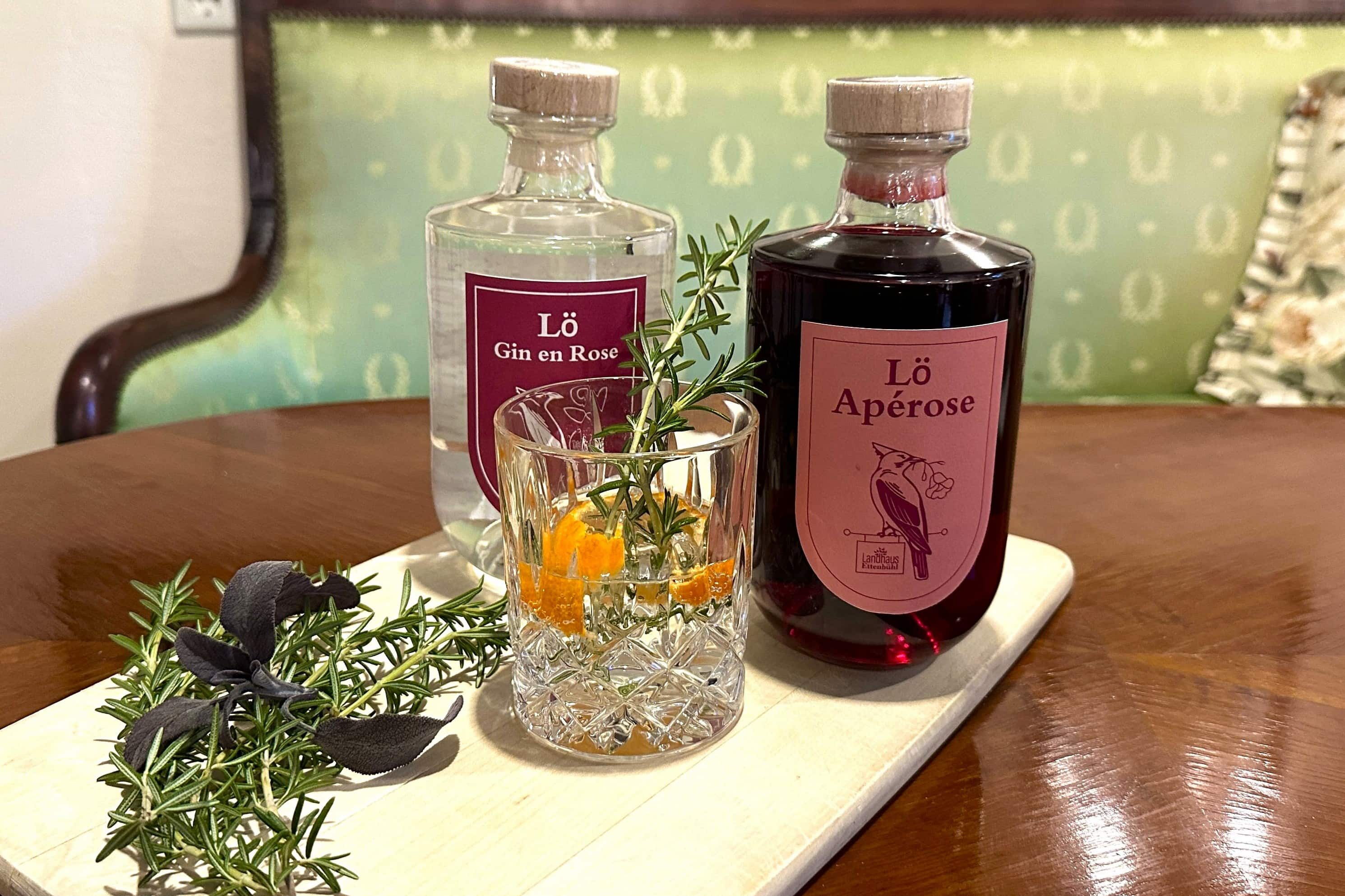 Zwei Gin-Flaschen: „Lö Gin en Rose“ und „Gin Aperose“ vom Landhaus Ettenbühl