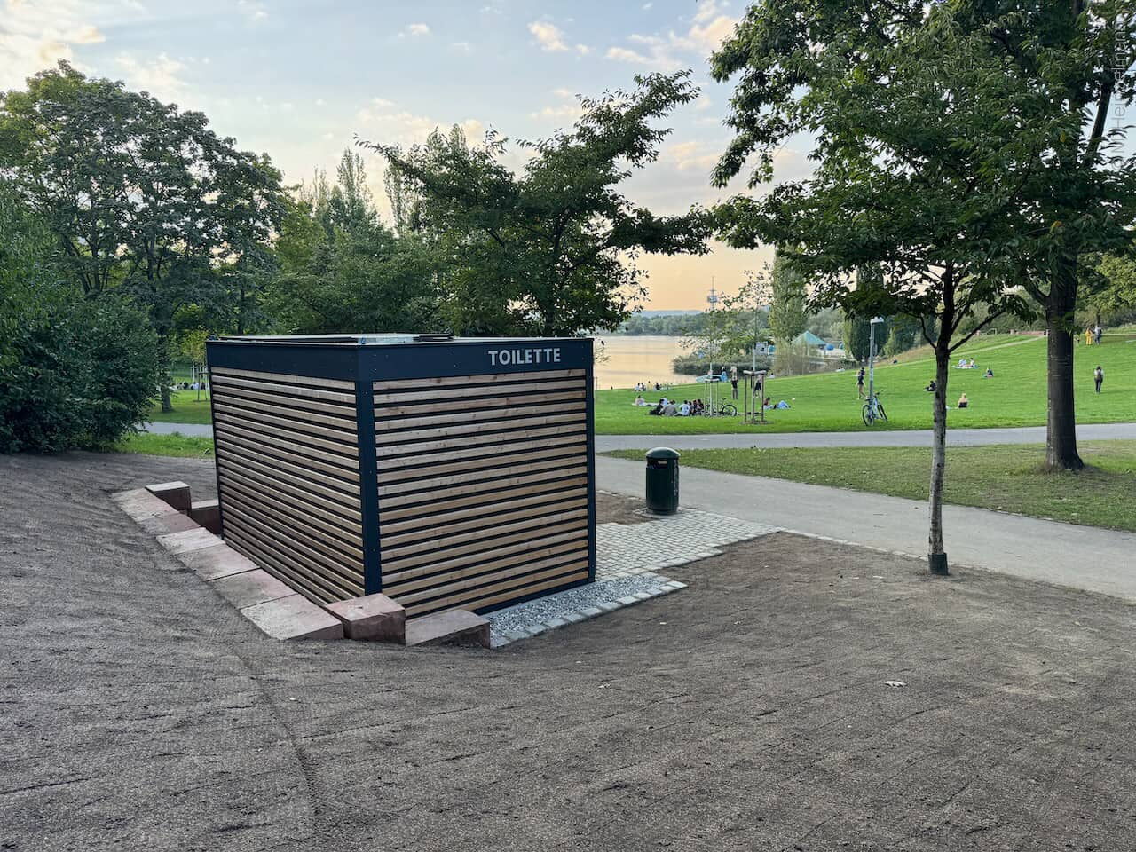 Öffentliche Toilette im Seepark unterhalb der StuSie
