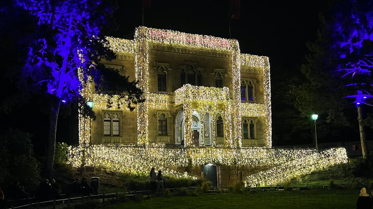 Festlich beleuchtetes Colombischlössle zum Freiburger Weihnachtsmarkt