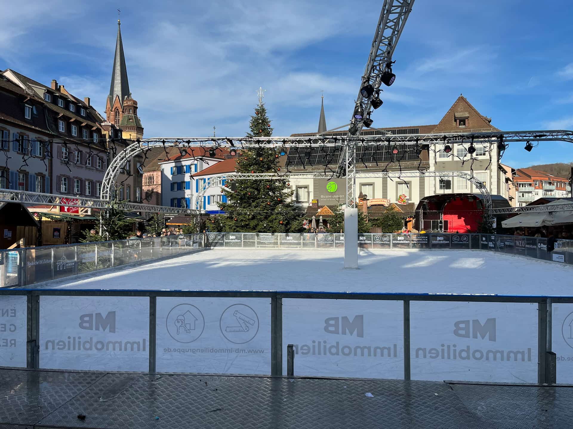 Schlittschuhlaufen auf der Eisbahn auf dem Marktplatz in Emmendingen