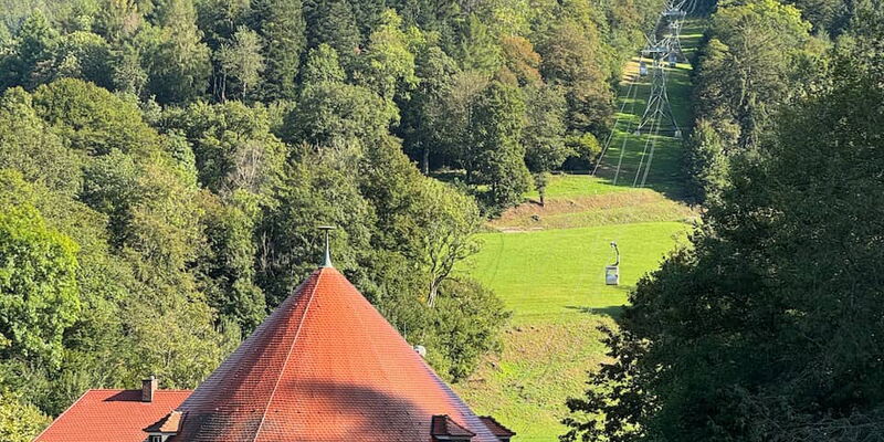 Talstation der Schauinslandbahn mit Blick auf den Schauinsland