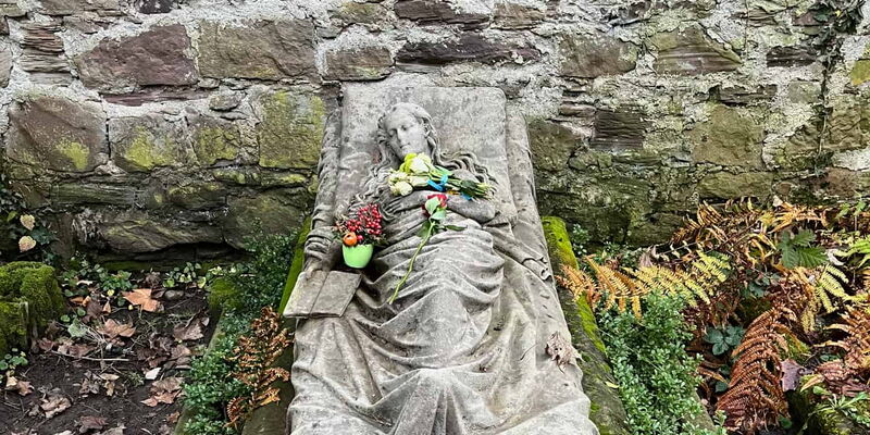 Bild zeigt das Blumengrab von Caroline Walter auf dem Alten Friedhof im Freiburger Stadtteil Neuburg